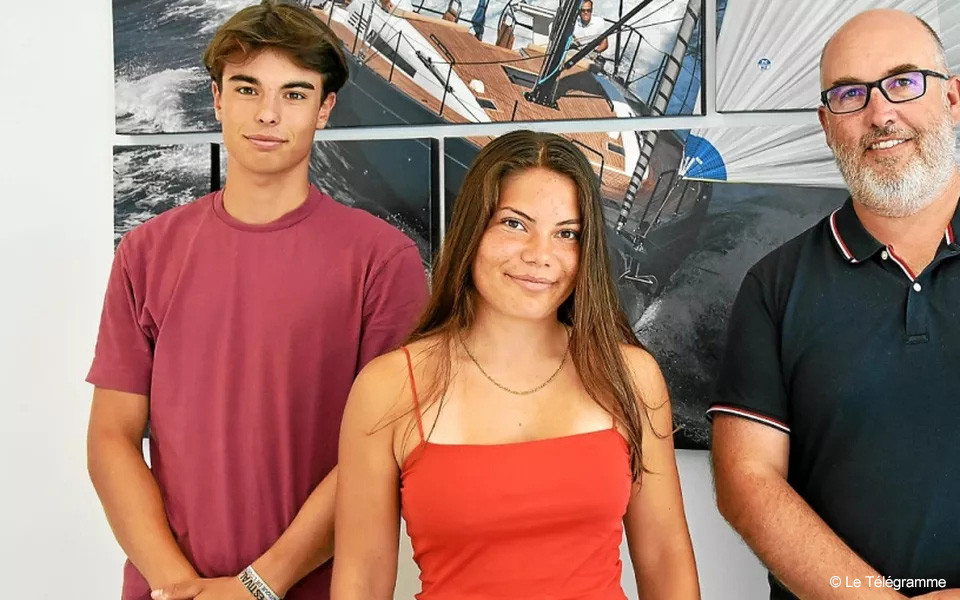 Théo Masse et Manon Giannantoni sont multichampions de France à l’issue de l’épreuve de Martigues, le week-end dernier, en compagnie de Titouan Giannantoni et Tangi Le Goff. Ils sont, ici, auprès de Yann Plusquellec, président du Loguivy Canot Club. (Le Télégramme/Armelle Menguy)