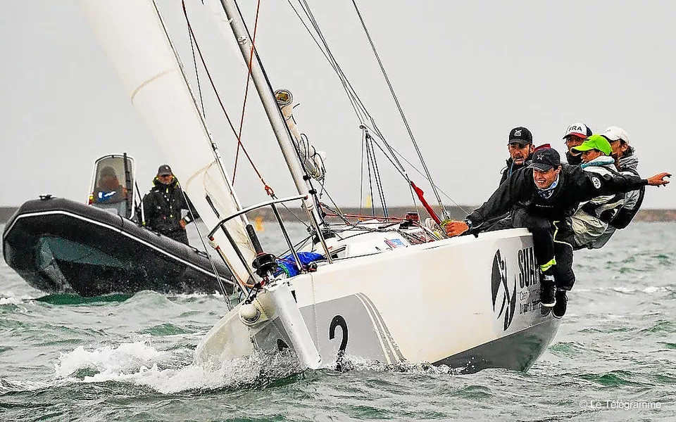 Théo Masse, au premier rang, bras tendu, est fin prêt pour en découdre avec les meilleurs au championnat du monde de Match racing des jeunes à Sydney en Australie. (Fédération Française De Voile@Bellande)