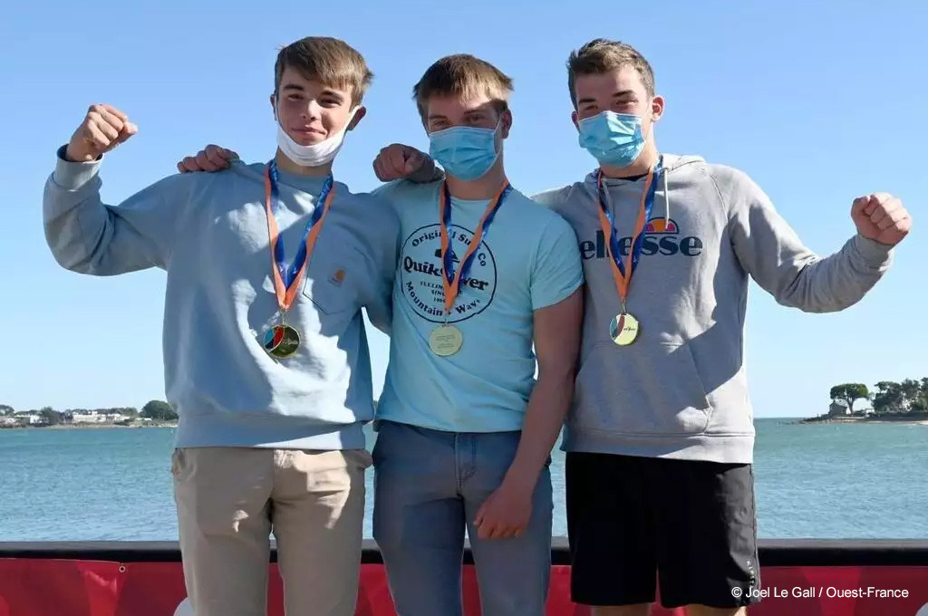 Théo masse, Titouan Giannantoni et Tanguy Le Goff sur la plus haute matche du podium. © Joel Le Gall / Ouest-France